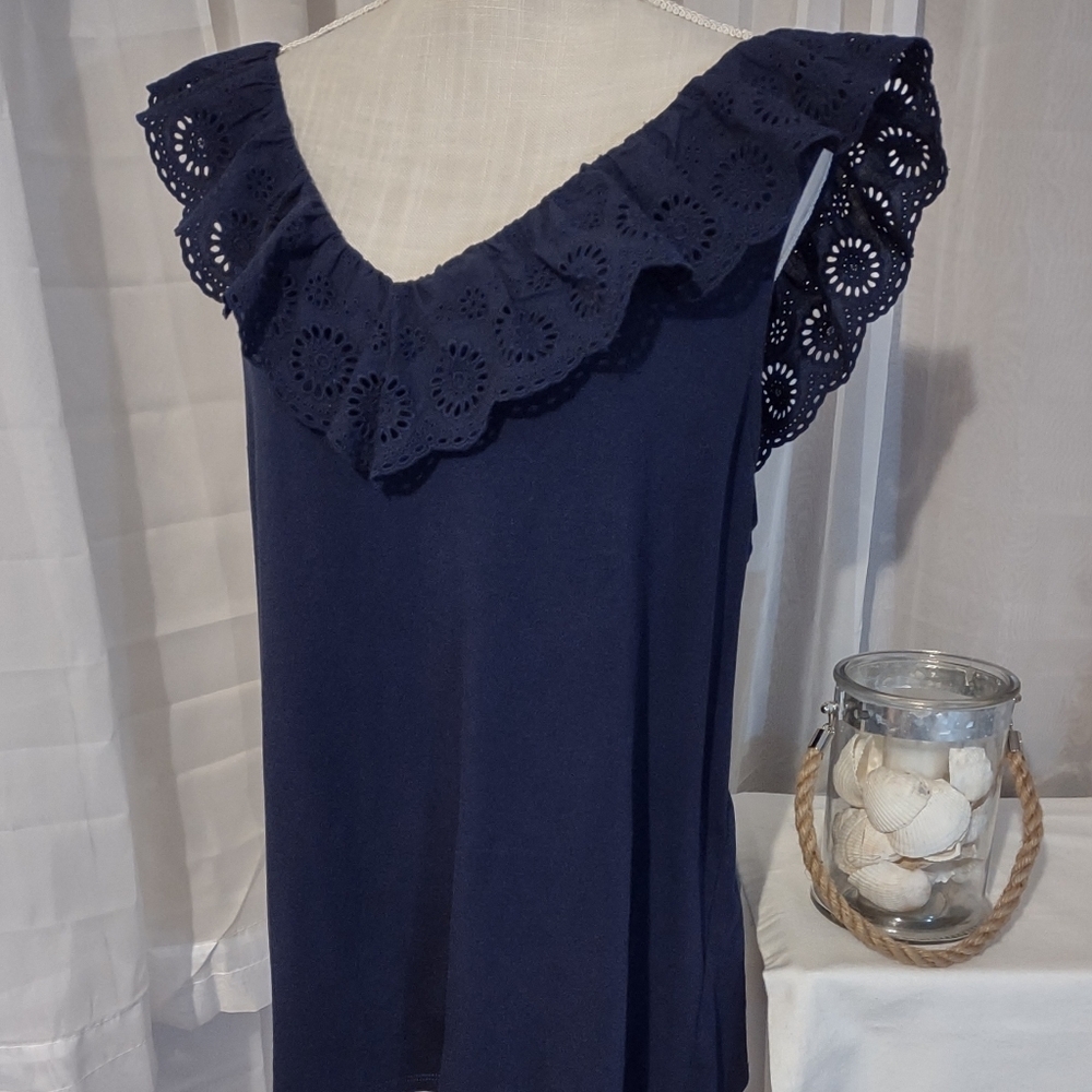# Crown and Ivy eyelet trim Sleeveless Blouse. Size 3X Curvy. - Picture 3 of 7